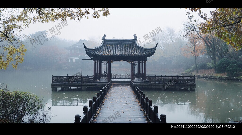 晨雾中的怀思亭