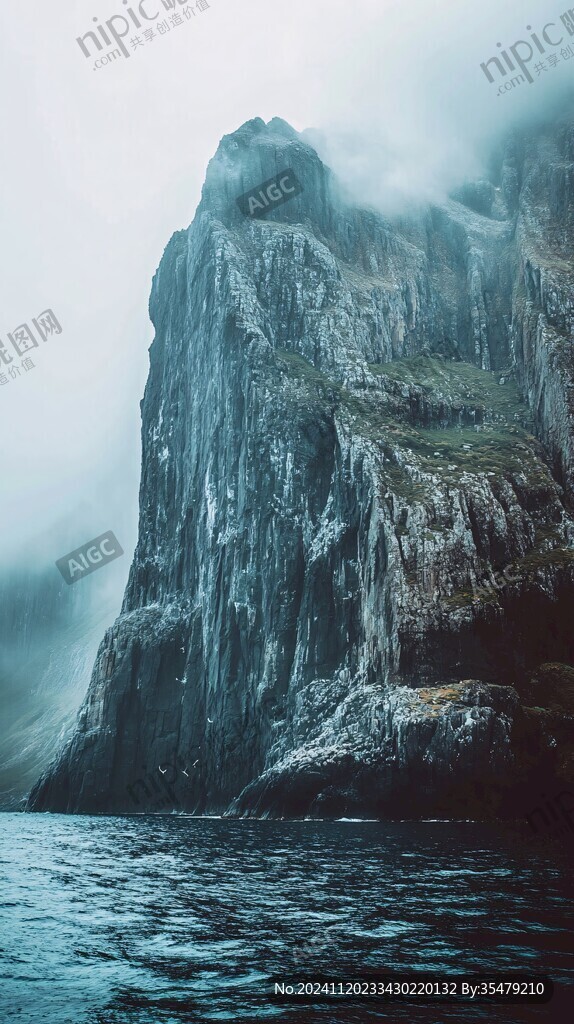 悬崖峭壁岩石云雾