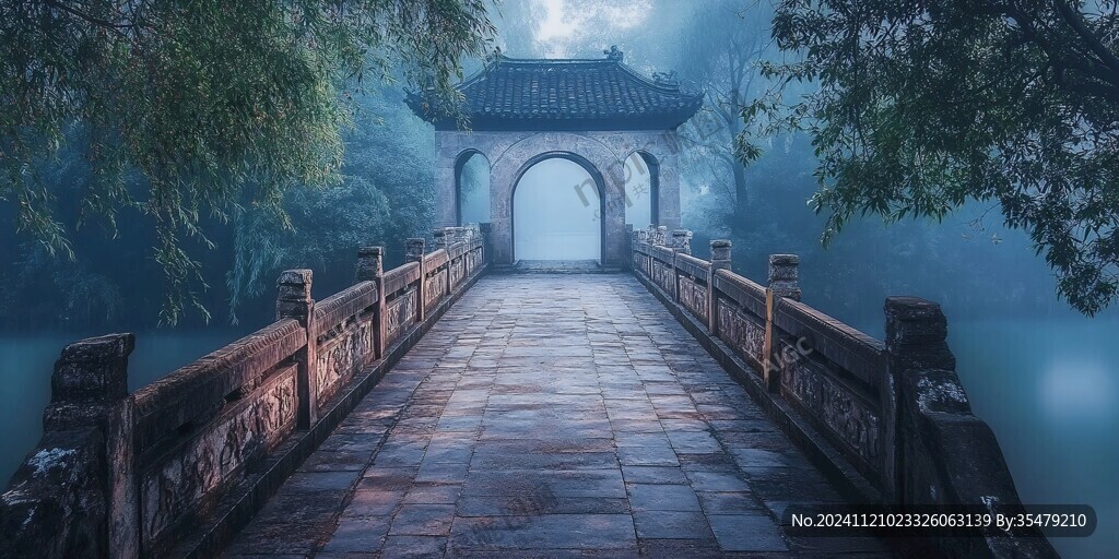 晨雾中的怀思亭