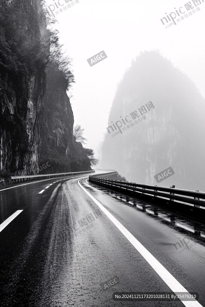 浓雾中的山区高速