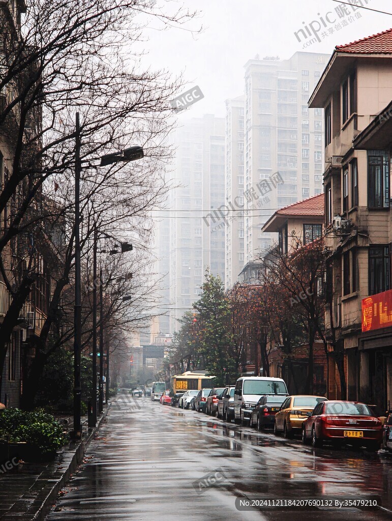 小雨中的街道