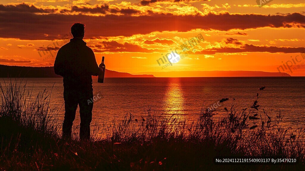 夕阳下大海边男人剪影