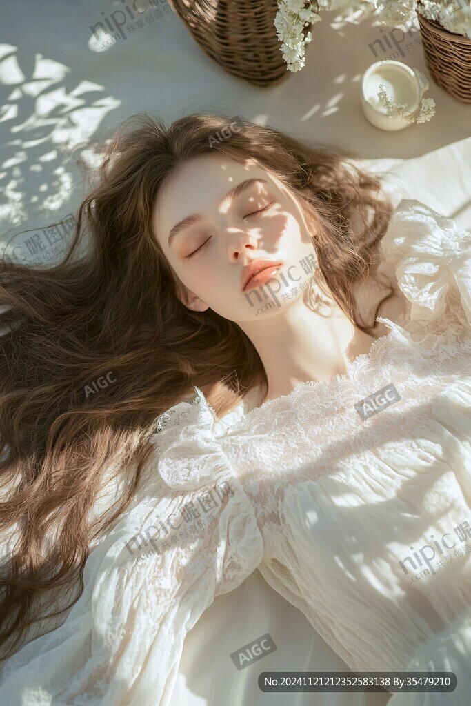 午后沐浴阳光下的美女