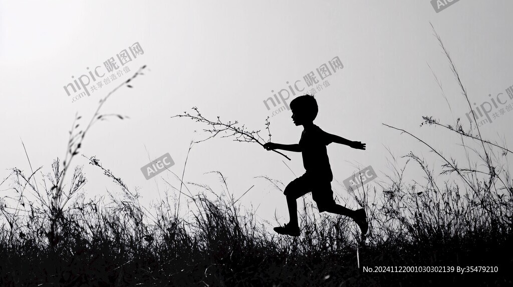 奔跑的踢球的小孩剪影