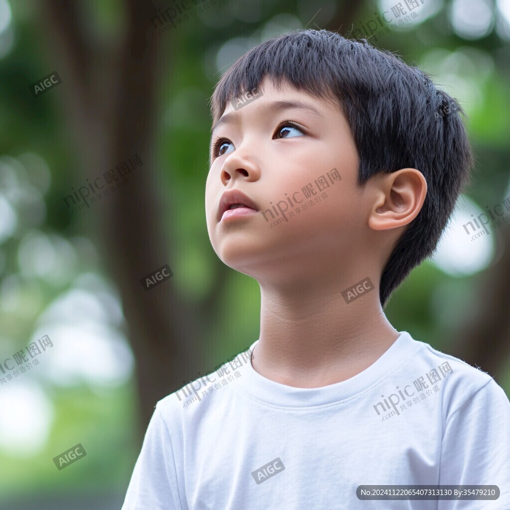 发呆的男孩