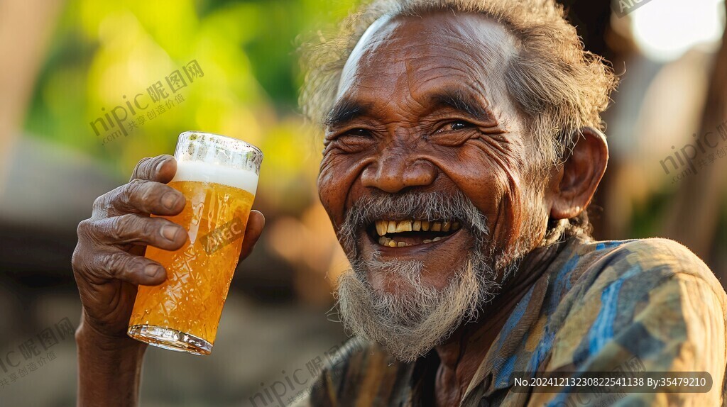 开心的喝啤酒