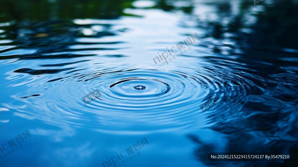 雨水溅落波纹
