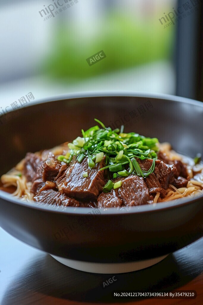 刚上桌的红烧牛腩面