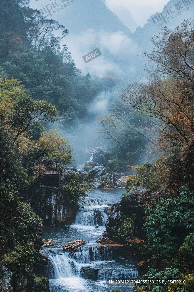 水雾迷朦高山流水
