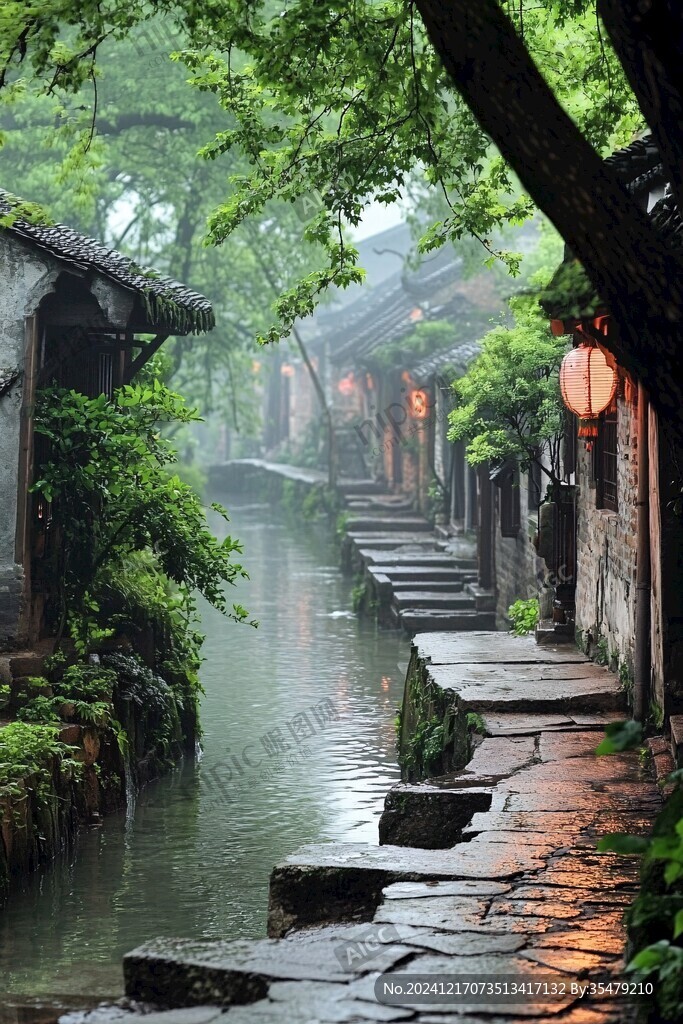 雨天古镇河道