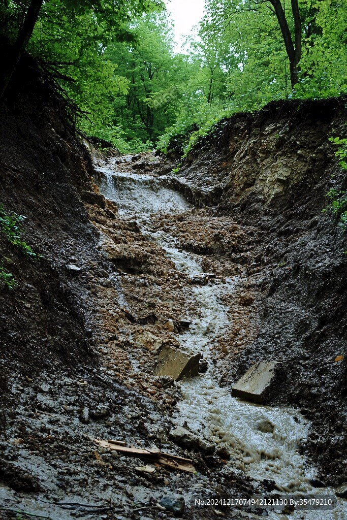 雨后山体崩塌