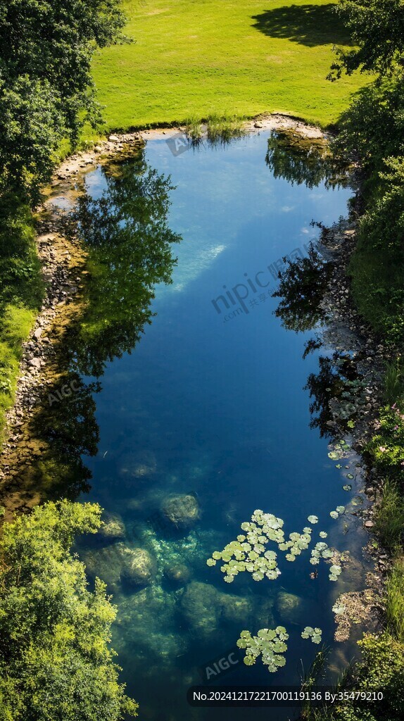 林间蓝色小湖