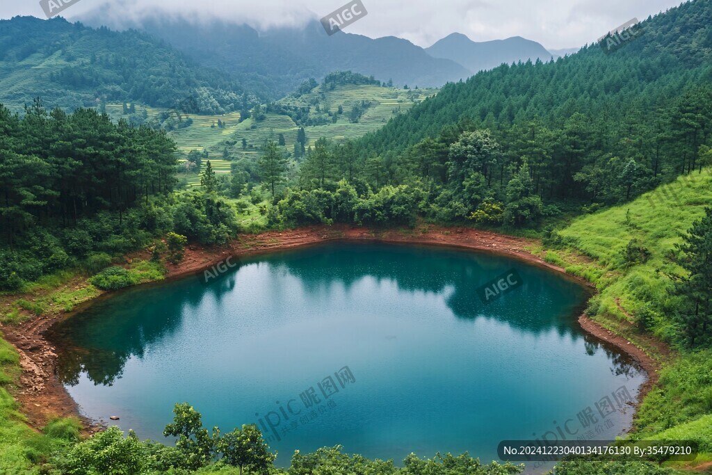 林间蓝色小湖