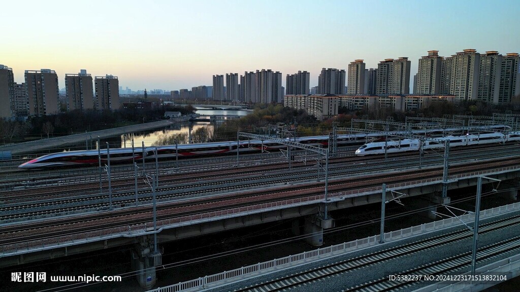 行驶的高速列车穿越铁路