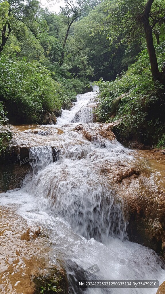 大雨过后山间小溪