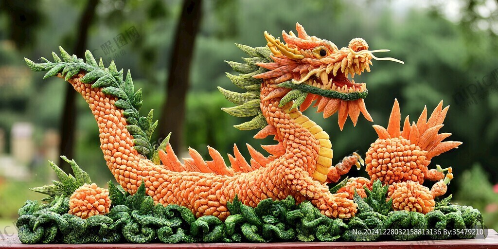 龙年草雕