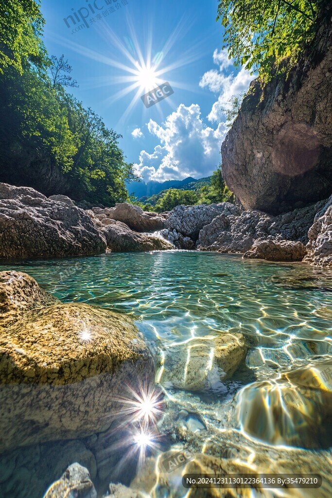 阳光岩石流水落叶