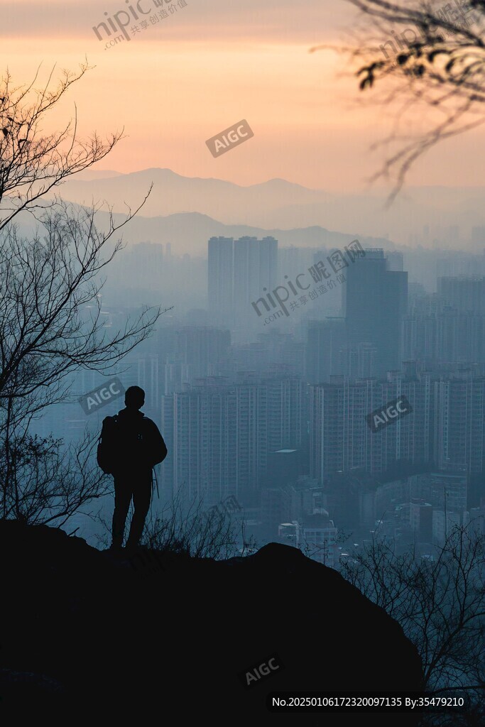户外黄昏登高望远