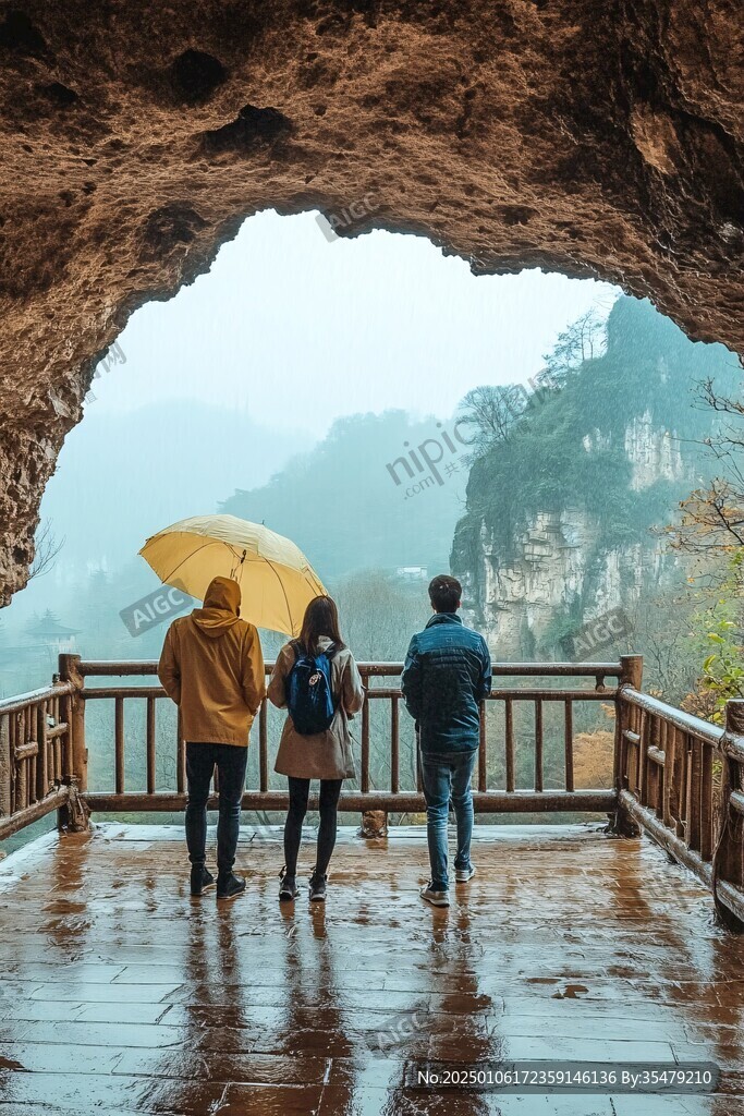 雨中游人