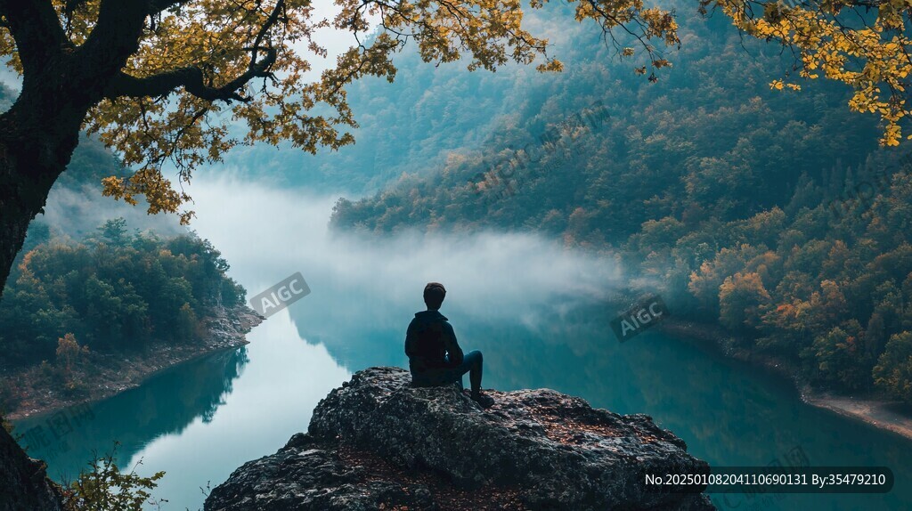 一个人坐在湖边