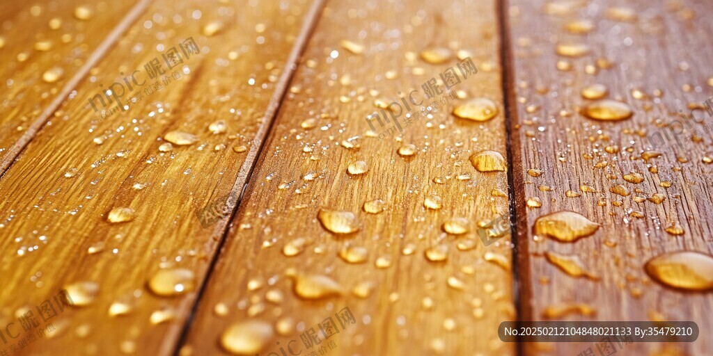 雨水淋湿的防腐木地板