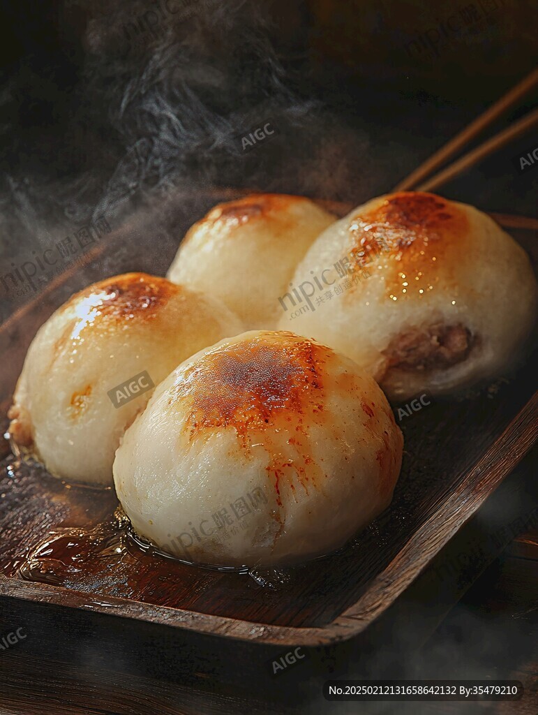 咬开的生煎包美食