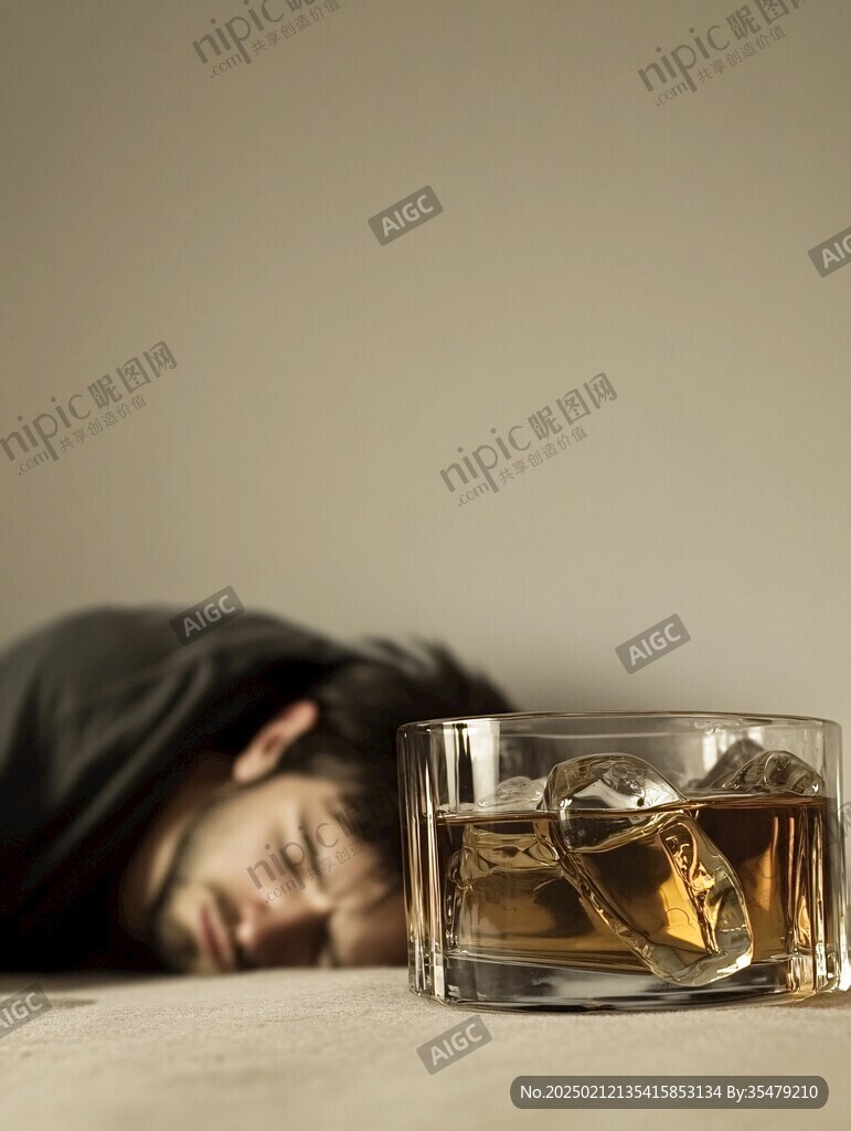 醉寂寞的男人睡觉