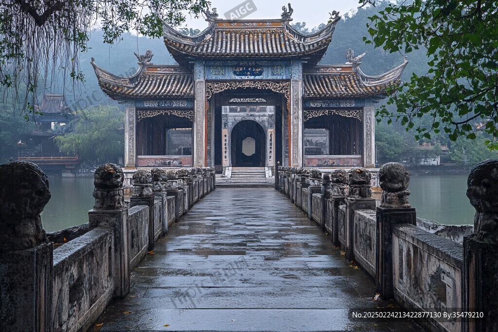 雨中古桥