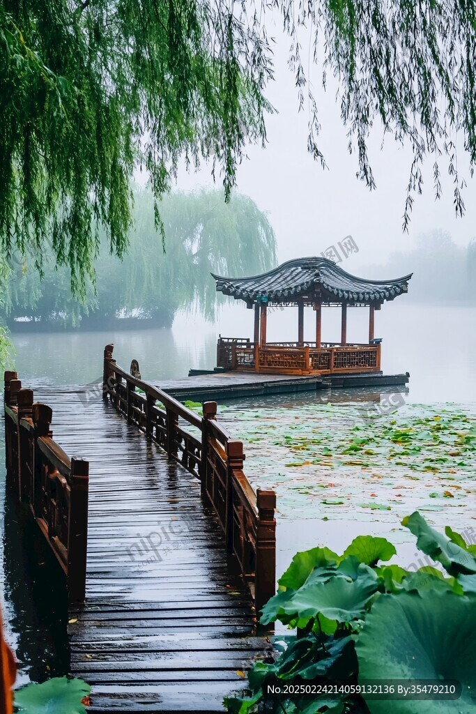 雨中亭立
