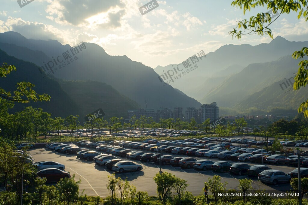 山谷中的停车场