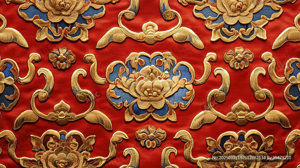 红色绸缎上的金色花卉图案