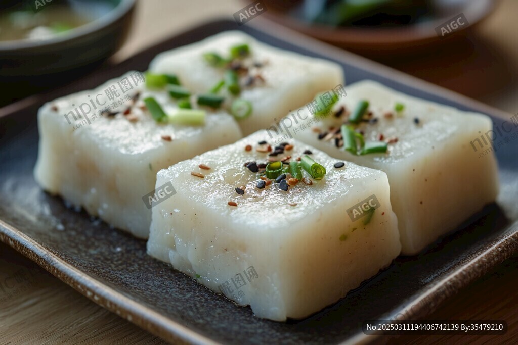 美味米团 点缀葱花和芝麻 呈现在深色盘子上