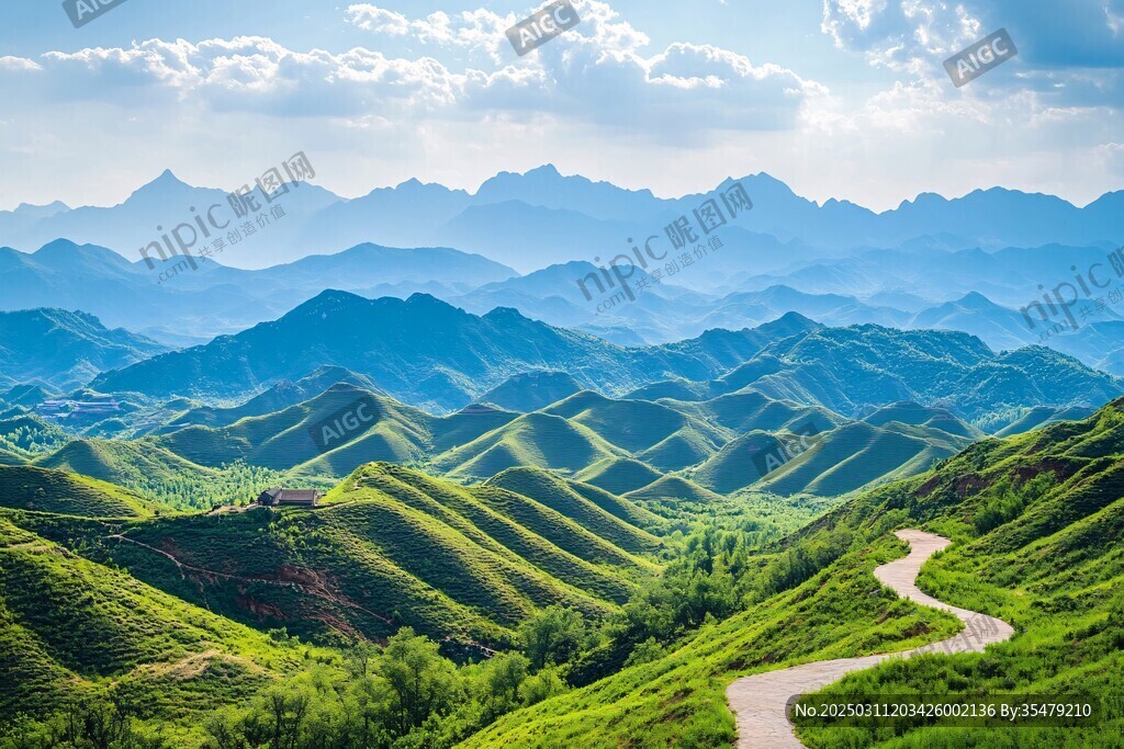 连绵起伏的山脉与蜿蜒的小径