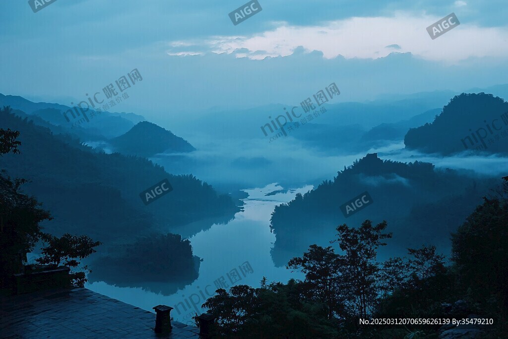 山谷中的宁静黎明