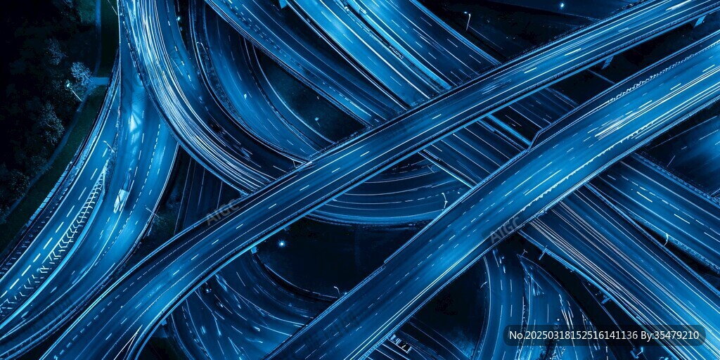 夜幕下的高速公路交汇处