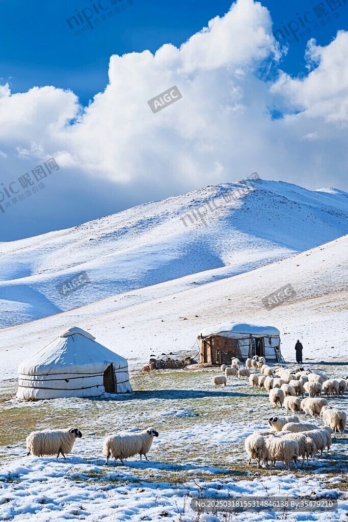 冬日牧羊人与雪地草原上的蒙古包