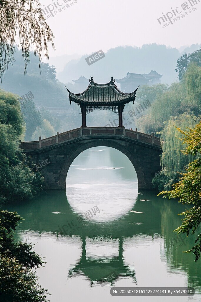 碧波荡漾 古桥静卧