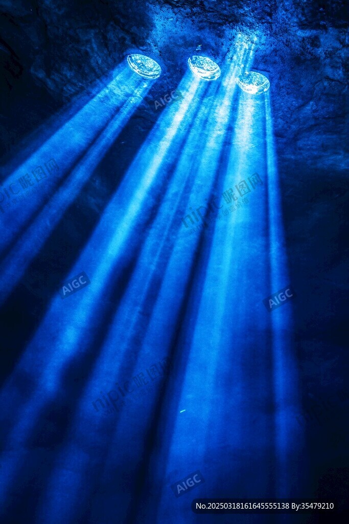 神秘蓝光穿透黑暗
