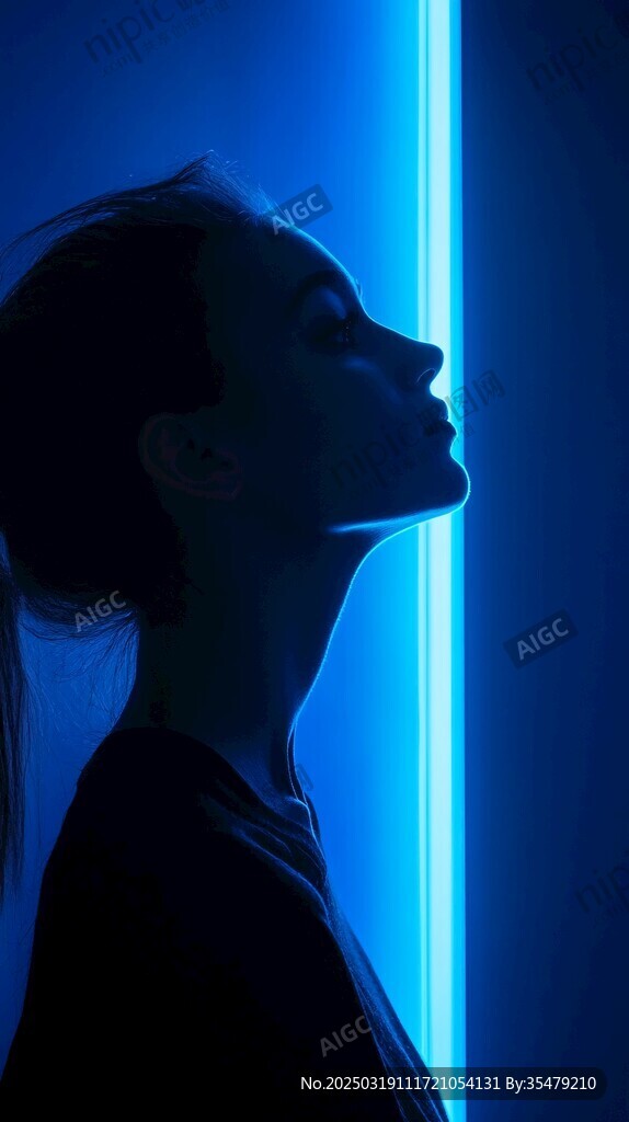 蓝色灯光下的女性侧面轮廓