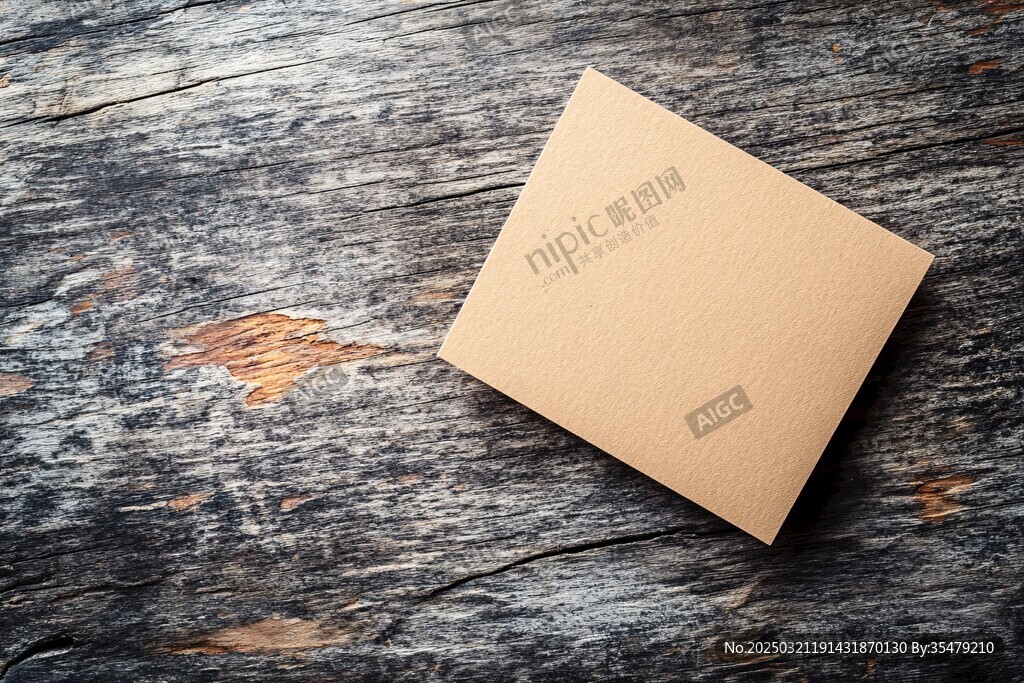木质背景上的牛皮纸