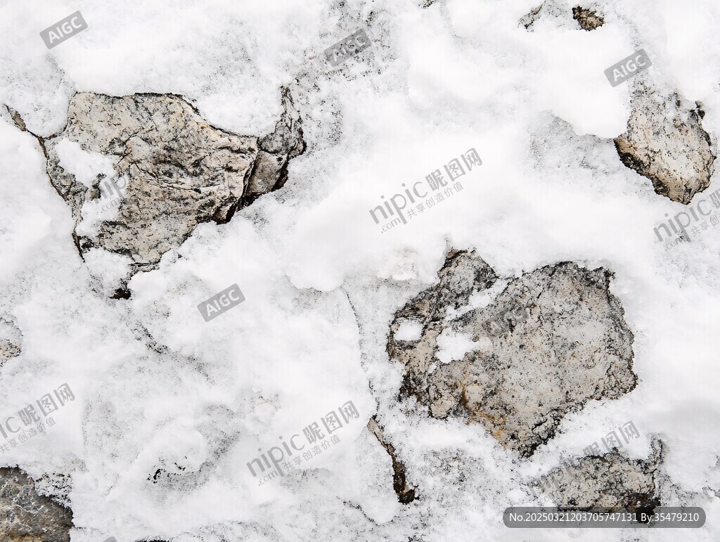 雪覆盖的岩石地貌
