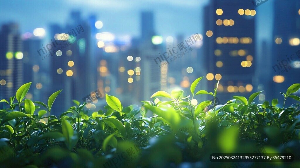 城市夜景下的盎然绿植