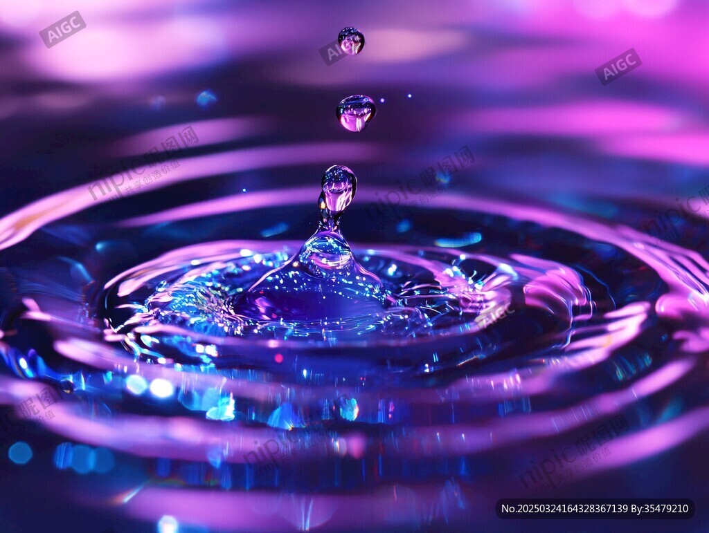 梦幻水滴落入水中的瞬间