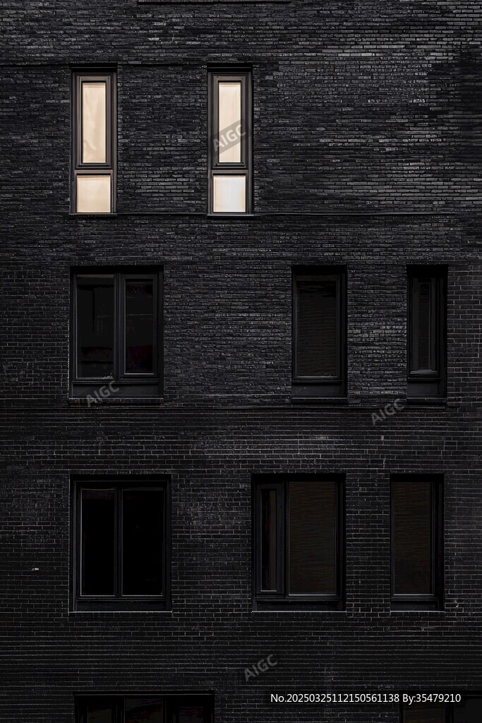 黑色砖墙建筑的独特窗景