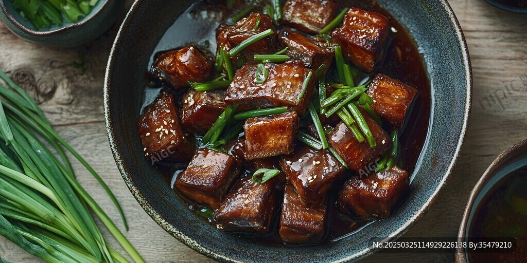 美味红烧肉散发诱人光泽