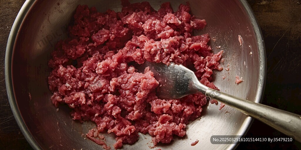 不锈钢盆中的鲜红肉馅