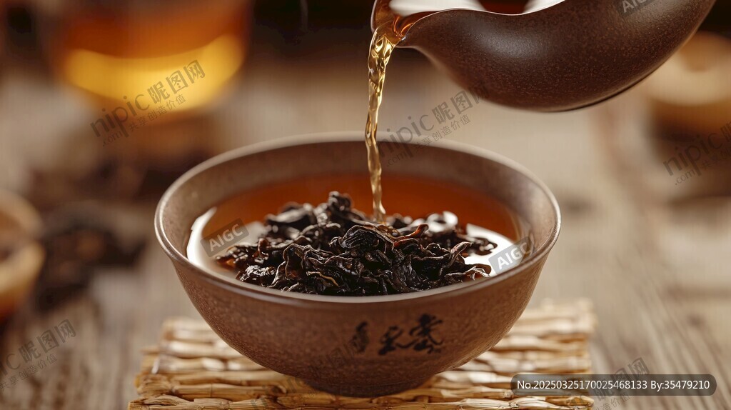 茶壶倾茶入碗 茶香四溢