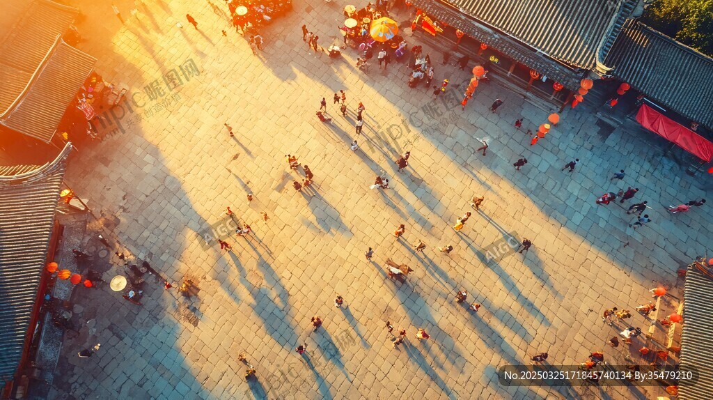 古街夕阳下的热闹人群