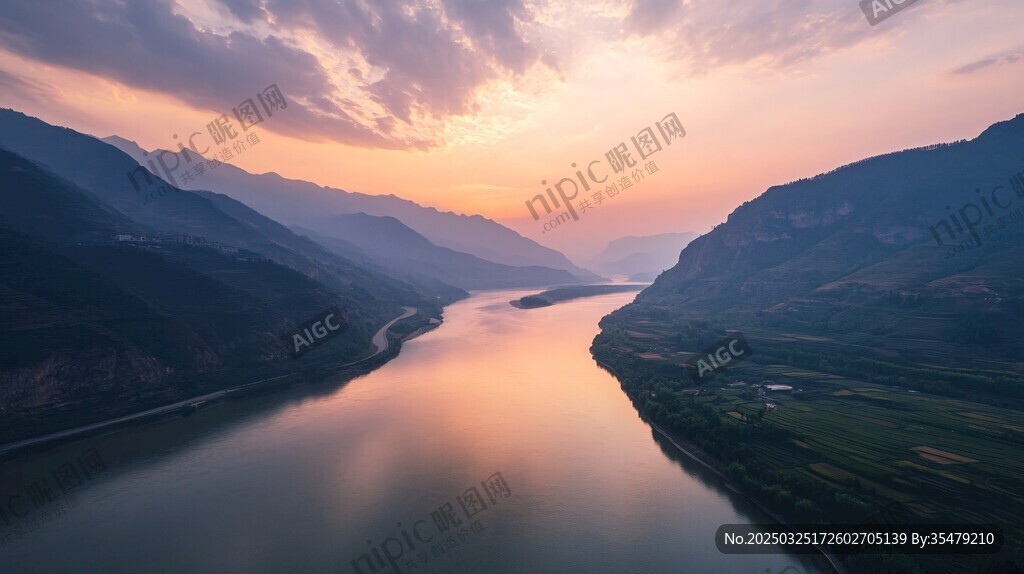 夕阳下的壮美河谷风光