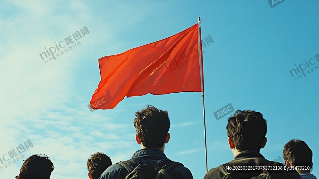 众人仰望飘扬的红旗